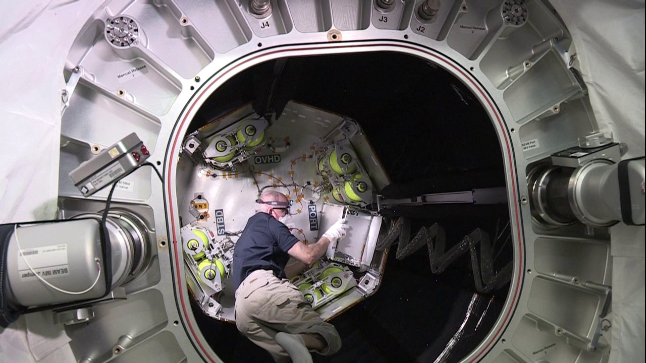 un astronaute entre dans le module gonflable de l u2019iss