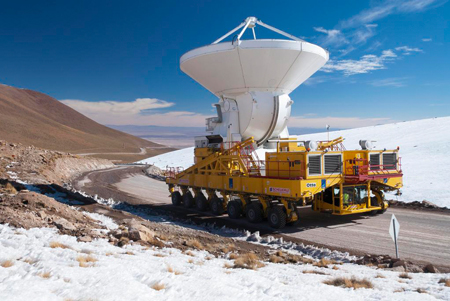 L'une des antennes d'ALMA, acheminée par transporteur spécial sur le plateau de Chajnantor. Crédit: ESO