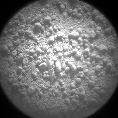 Fragment artificiel vu sur le sol de Mars par la caméra Chemcam de Curiosity. Crédit : Nasa/JPL-Caltech/LANL