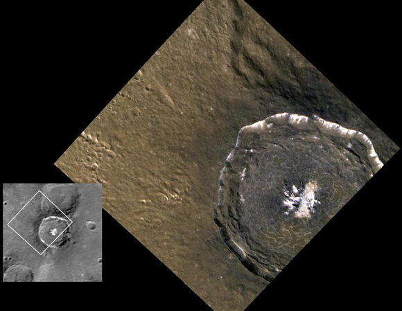  Le cratère Degas (52 km de diamètre) vue par Messenger en 2011 (à droite) et par Mariner 10 en 1974. Crédit : NASA/JHUAPL/Carnegie Inst/C&E Photos 