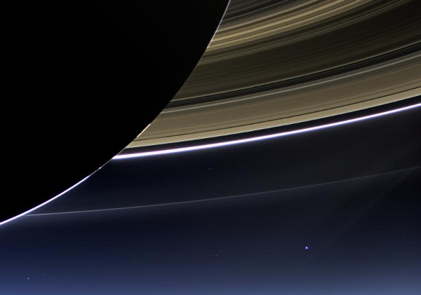 Vue depuis Saturne, la Terre n'est qu'un point bleu-pâle. Crédit : NASA/JPL-Caltech/Space Science Institute