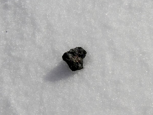 L'analyse des fragments retrouvés dans la zone du lac Cherbakul indique que le bolide était une chondrite ordinaire. Crédit : DR