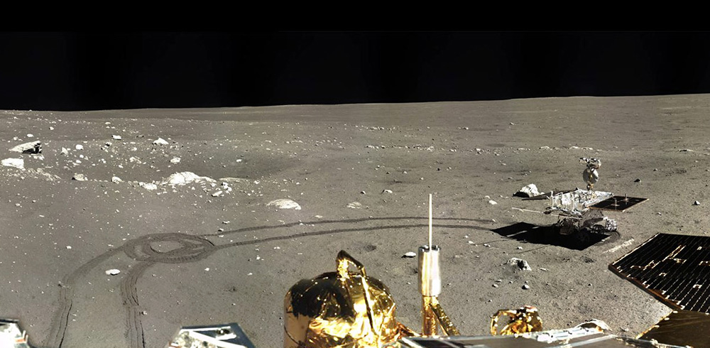 La rover Yutu fait ses premiers tours de roue sur la Lune. Crédit : CNSA/Chinanews/Ken Kremer/Marco Di Lorenzo.