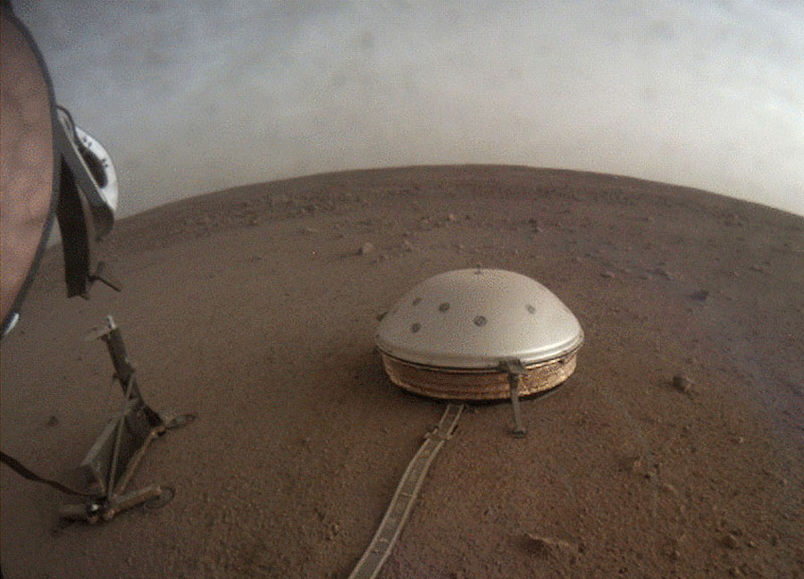 Le sismomètre SEIS photographié sur le sol de Mars par la sonde Insight. © NASA/JPL-Caltech