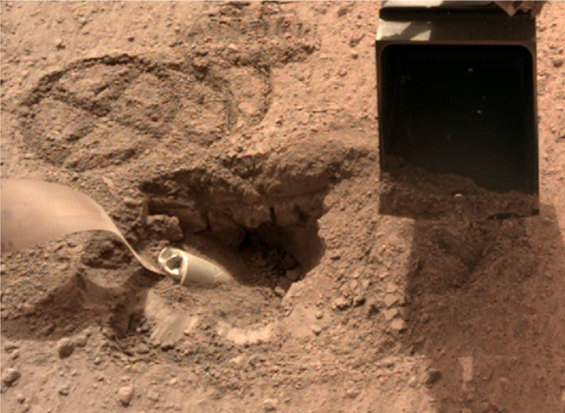 InSight - Mission d'exploration sur Mars - Page 25 The_pit_Sol_577_630-5f32