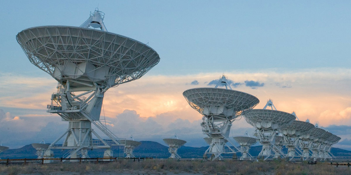 Les 27 antennes radio du Very Large Array (VLA), au Nouveau-Mexique, ont été mobilisées pour le projet Mégamaser Cosmology. © A. Savello/NRAO