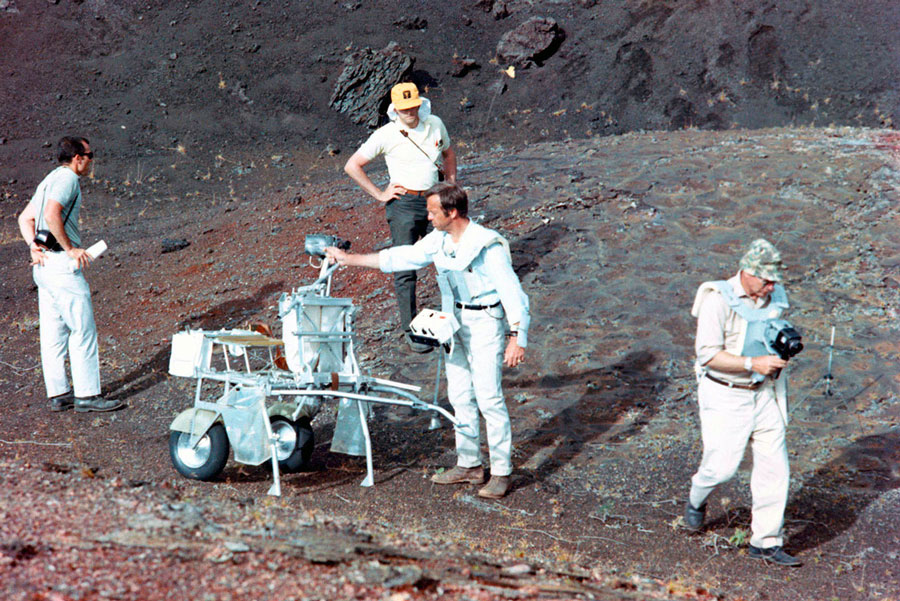 Alan Shepard se familiarise avec le MET, la brouette qu’il devra tirer sur la Lune. © Nasa