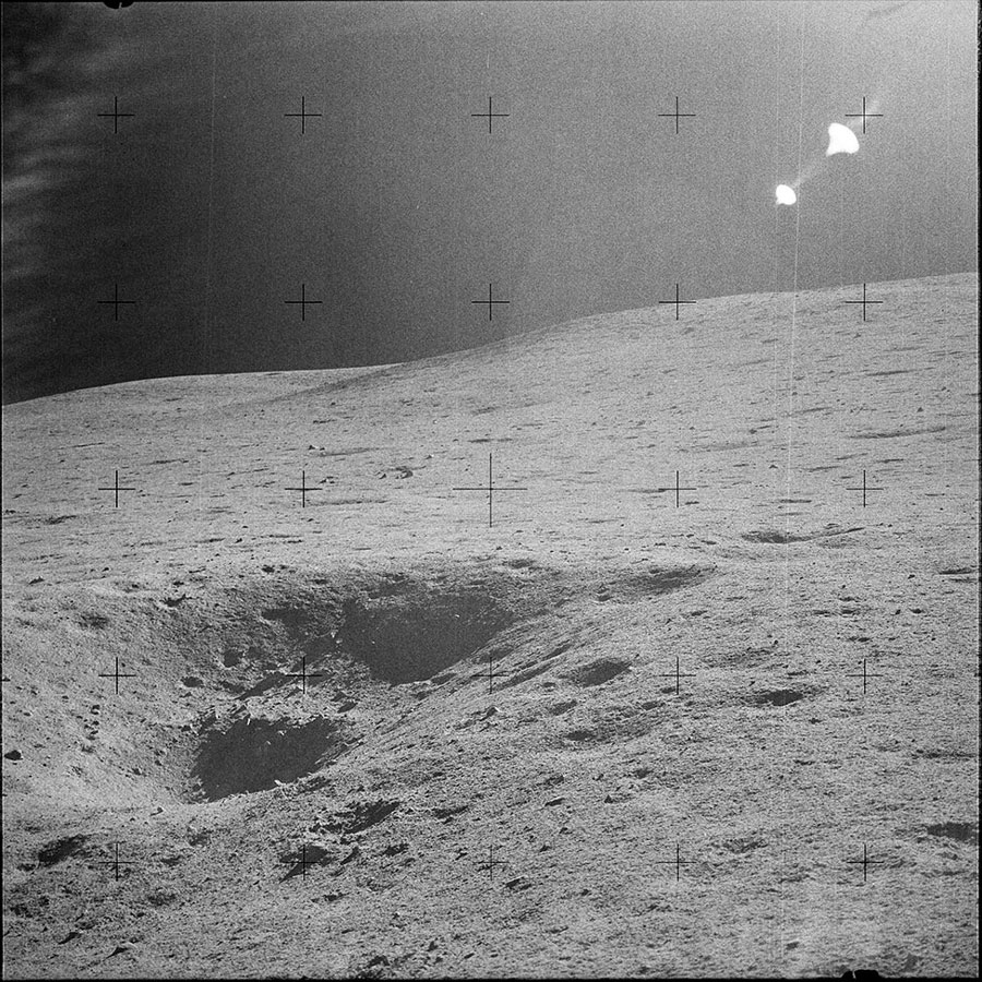 Cette photo prise vers le nord-est permet d’apprécier la côte à laquelle les astronautes d'Apollo 14 ont dû gravir. © Nasa
