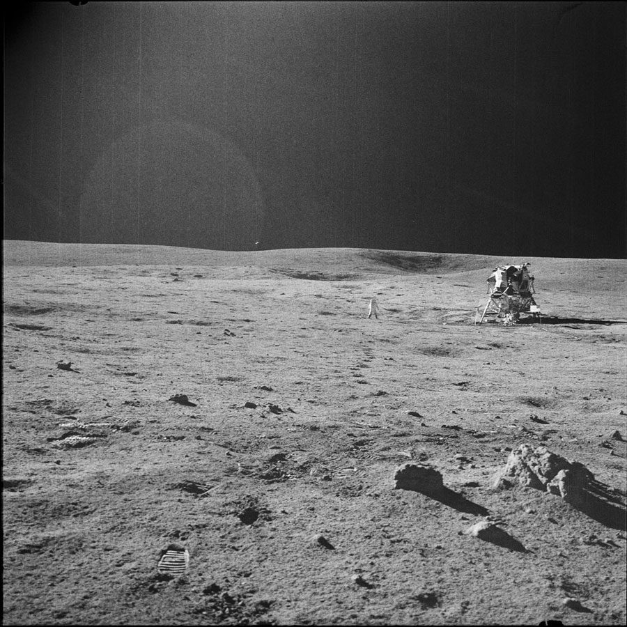 Placé près de la roche de la Tortue, Mitchell photographie ici Shepard en train d’orienter la caméra de télévision vers le LM. © Nasa