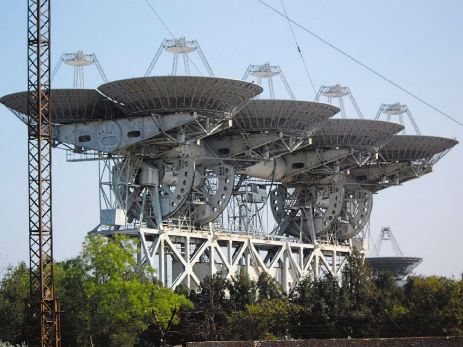 les huit antennes de 16 m du radar Pluton, en Crimée.