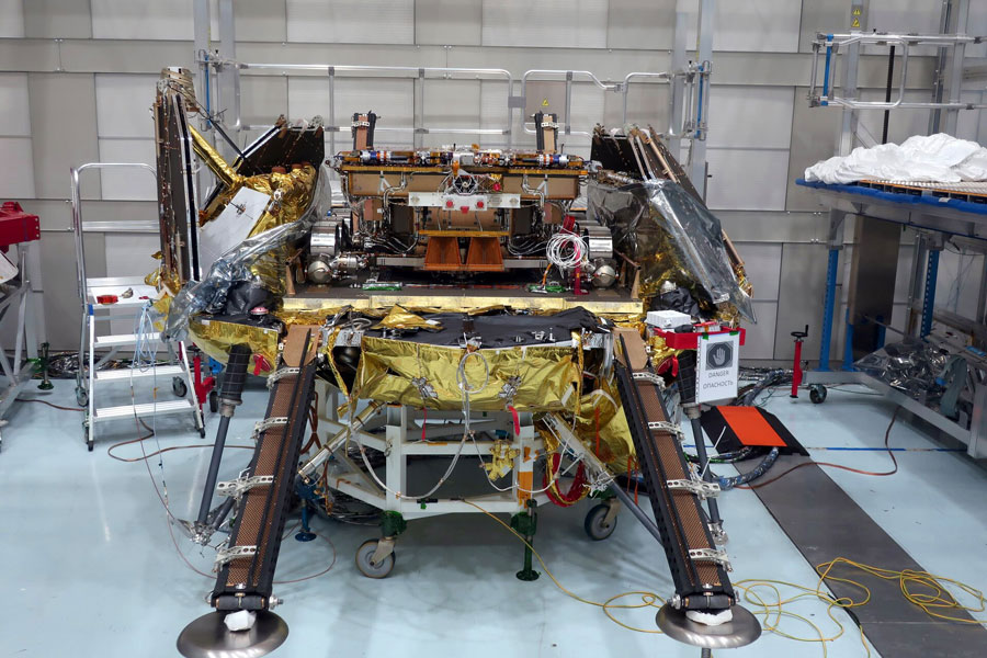Le rover Rosalind Franklin, installé sur l’atterrisseur russe Kazachok de la mission Exomars 2022. © ESA