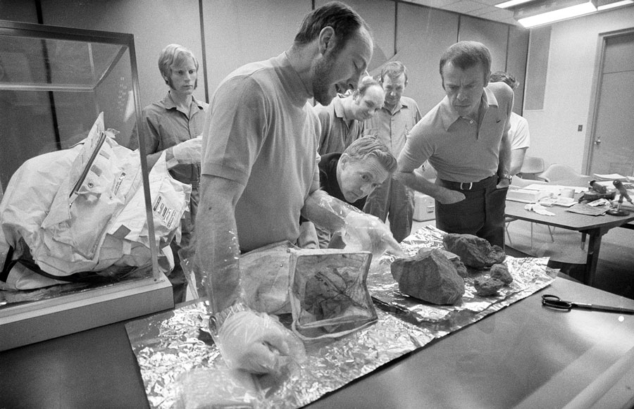 Les astronautes Ed Mitchell, Stuart Roosa et Alan Shepard (premier plan de gauche à droite) présentent les roches lunaires récoltées au cours de leur mission Apollo 14, à Houston, en février 1971. © Nasa