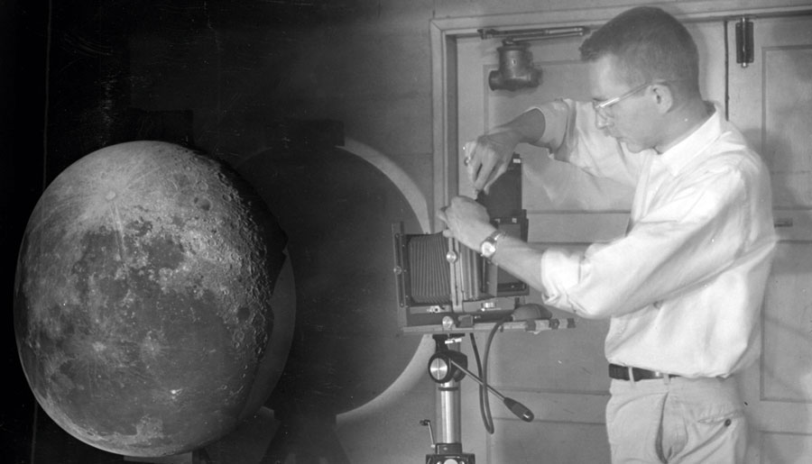 Bill Hartmann, alors doctorant, projette une plaque photo de la surface lunaire sur une sphère. DR