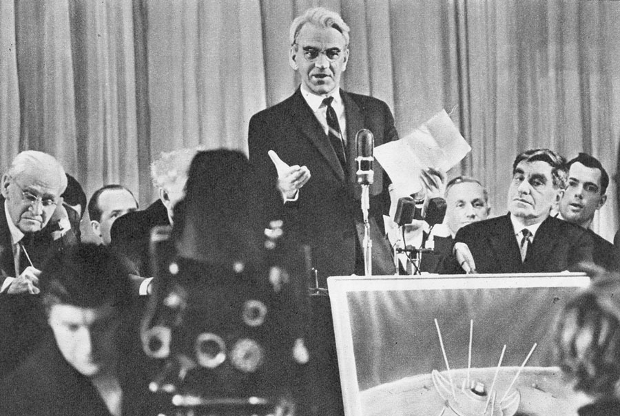 L'académicien Mstislav Keldysh lors de la conférence de presse annonçant l'atterrissage réussi de la sonde Luna 9. DR