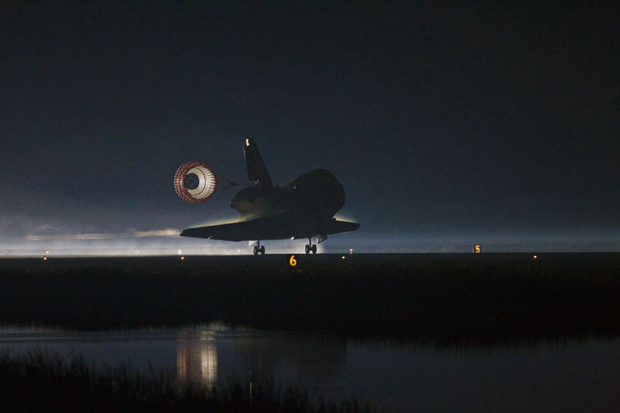 Le 21 juillet 2011, pour la 135e et dernière fois, une navette revient de l’espace. Atlantis se pose de nuit sur la piste du Centre spatial Kennedy, en Floride. © Nasa