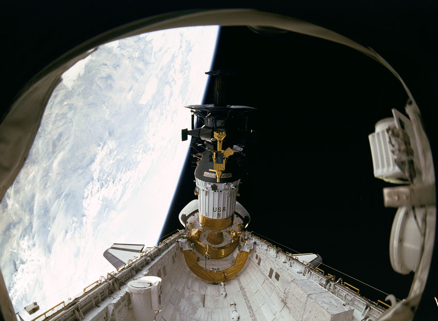 La navette devait pousser au rebut les lanceurs classiques. Ici, en 1989, c’est Atlantis qui lance la sonde Galileo vers la planète Jupiter. © Nasa Smithsonian Institution
