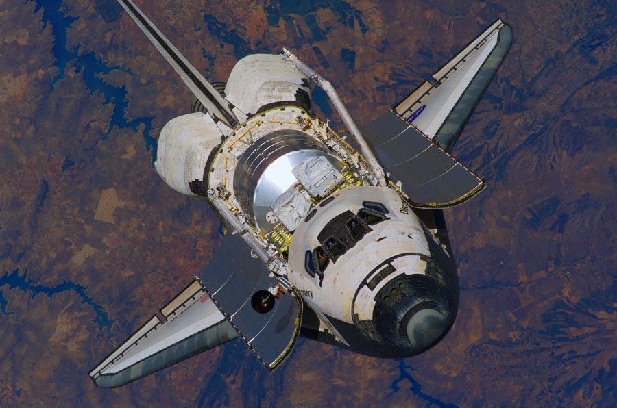 Discovery en approche de la station spatiale internationale en juillet 2006. © Nasa