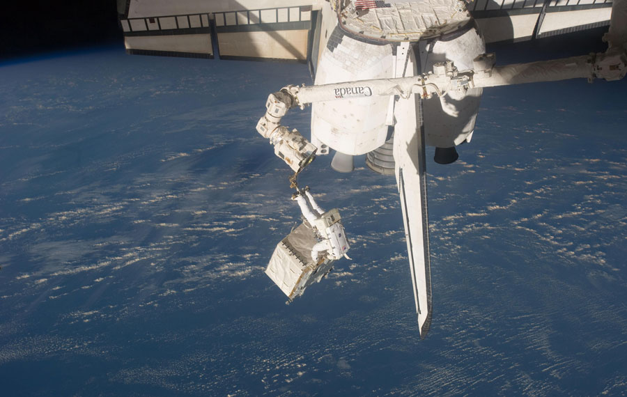 Sur leur fin de vie, les navettes servent enfin à leur fonction initiale : celle d’un cargo. Ici, Ron Garan et Mike Fossum déchargent l’une d’elles à l’aide du bras robot de la station spatiale internationale. © Nasa