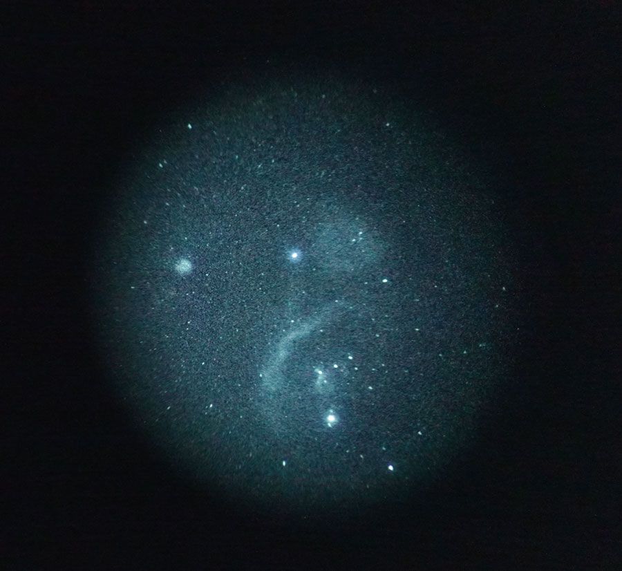 Avec un filtre H alpha et sans grossissement, le ciel est transformé comme le montre cette vue d’Orion. Le rendu est plus spectaculaire en réel que sur cette photo. © J.-L. Dauvergne/C&E