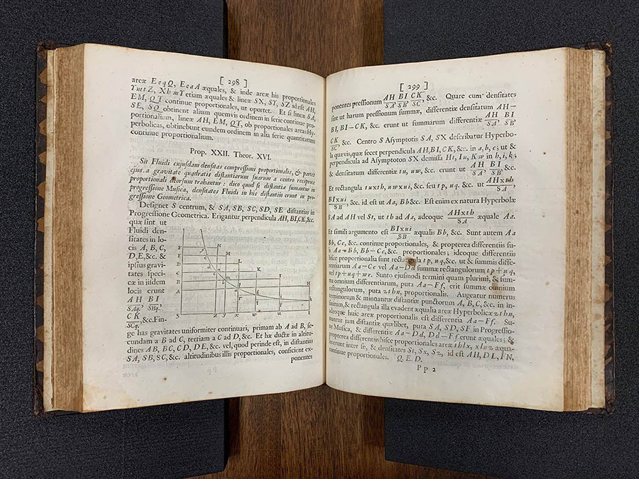 Dans les Principia, le physicien anglais Isaac Newton décrit sa théorie de la gravitation universelle. © DR