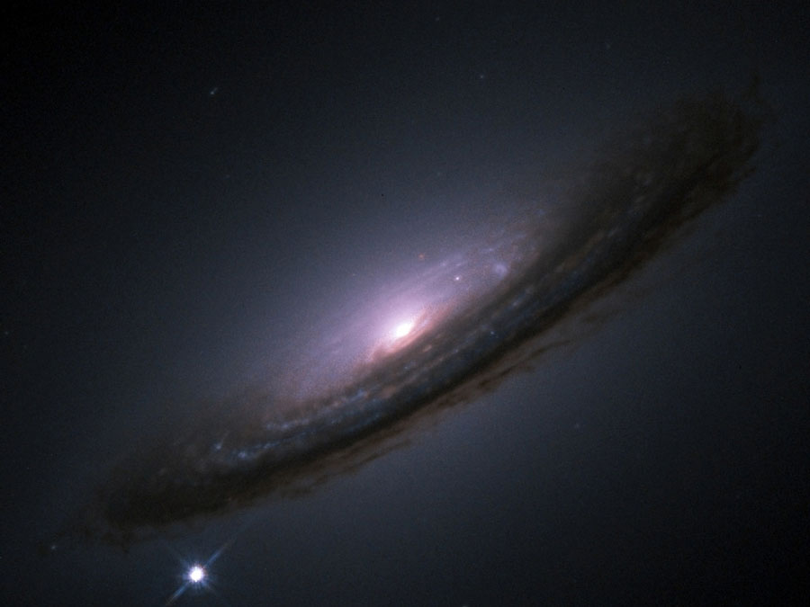 En bas à gauche : la supernova de type Ia SN 1994D, observée dans la galaxie NGC4526. © Nasa