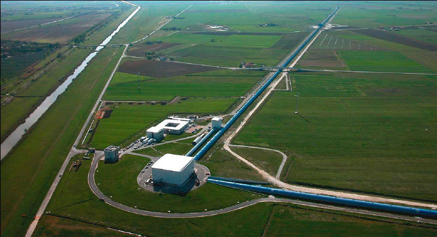 Le détecteur d’ondes gravitationnelles Virgo est installé en Italie, près de Pise. © Virgo Collab.