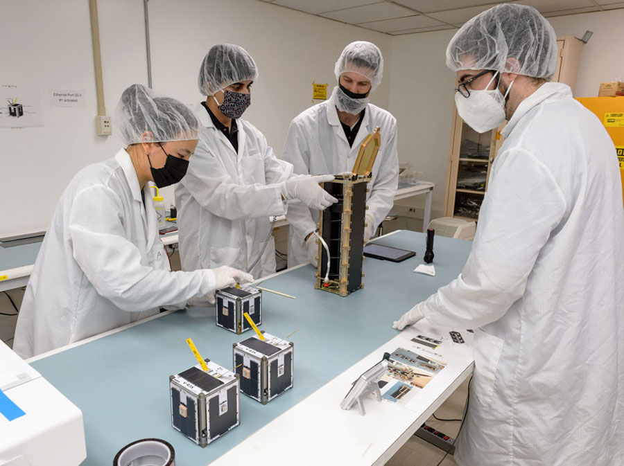 L’équipe prépare les trois petits satellites pour le lancement. © Nasa/Ames Research Center