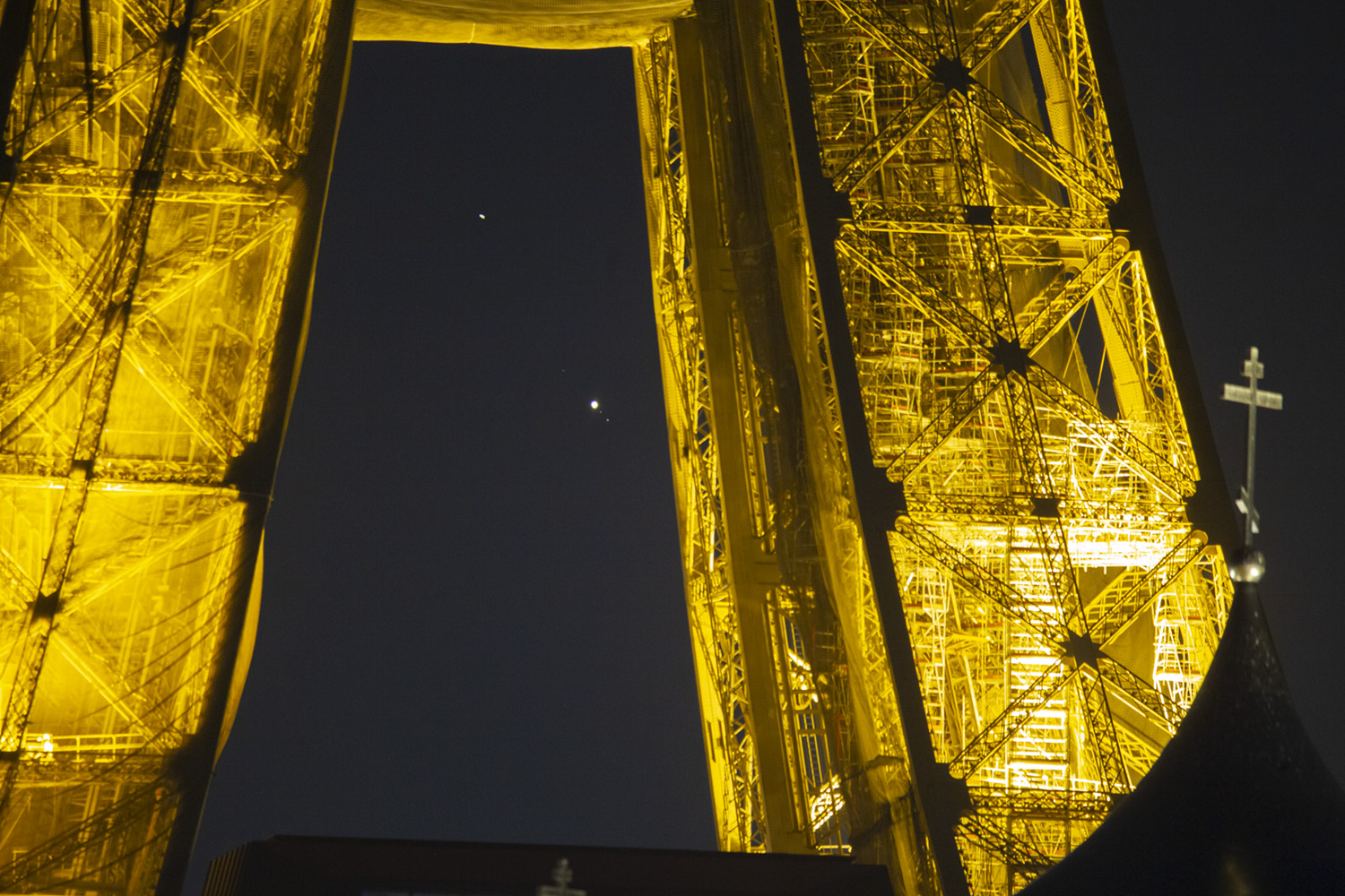 Jupiter et Saturne vues entre le premier et le deuxième étage de la tour Eiffel. © JL Dauvergne/C&E