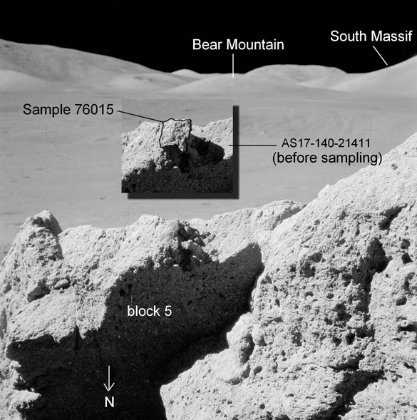 L'échantillon lunaire de la Maison Blanche est un fragment d'un bloc de 2,8 kg arraché à un rocher plus gros. Les astronautes Schmitt et Cernan l'ont photographié avant et après sa collecte. © Nasa