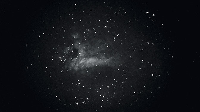 La nébuleuse M17, vue en temps de pose de 1,5 s, avec un Dobson de 403 mm en afocale derrière un oculaire de 13 mm. © Francis Lillé