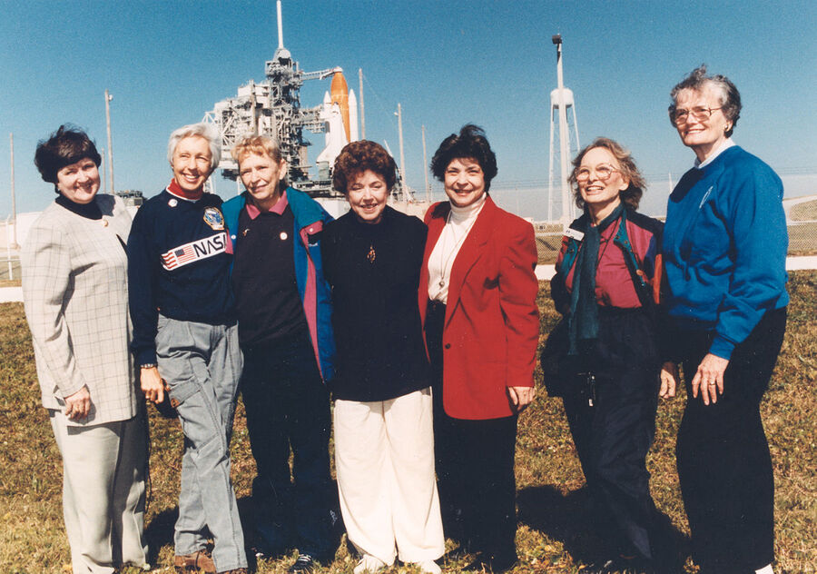 Sept membres des FLATs en 1995. De gauche à droite : Gene Nora Jessen, Wally Funk, Jerrie Cobb, Jerri Truhill, Sarah Rutley, Myrtle Cagle et Bernice Steadman.