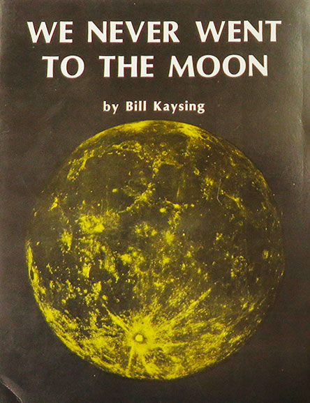Au milieu des années 1970, un auteur américain met en doute la réalité de l’épopée lunaire. Bill Kaysing appuie son propos sur une analyse erronée des photos de la Nasa. C’est l’époque du Watergate. En pleine défiance vis-à-vis des institutions, le germe du doute est semé.
