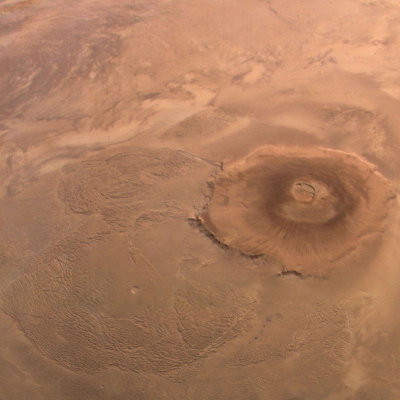 Zoom sur le volcan martien Olympus Mons. 