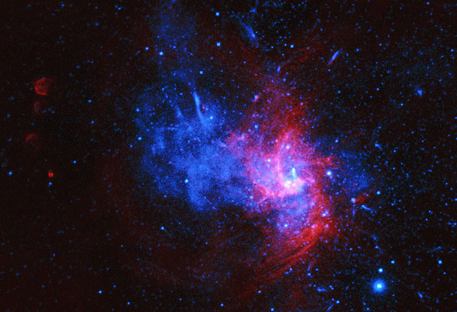 Cette vue du centre de la Voie lactée couvre 37 années-lumière. Elle combine des observations en ondes radio (rouge) et en rayons X (bleu). Les mouvements de matière autour de SgrA* sont visibles en radio. Les rayons X (en bleu) révèlent le vestige d’une supernova baptisé SgrA East, à proximité de l’astre compact. © Nasa/CXC et NSF/NRAO/VLA