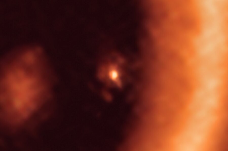 Vue de la planète PDS 70c et son disque de poussière, prise à une longueur d’ondes de 0,855mm. Crédit: ALMA (ESO/NAOJ/NRAO)/Benisty et al.