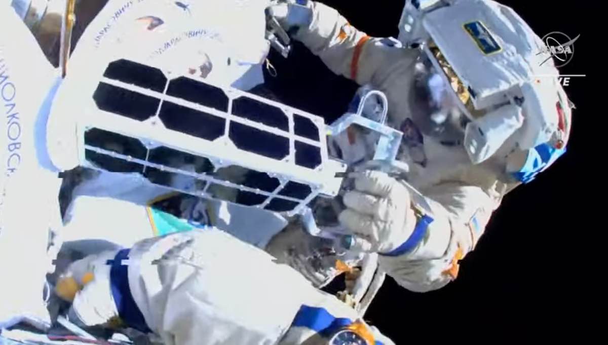L’astronaute italienne et son collègue russe ont lancé des petits satellites à la main. © Nasa TV