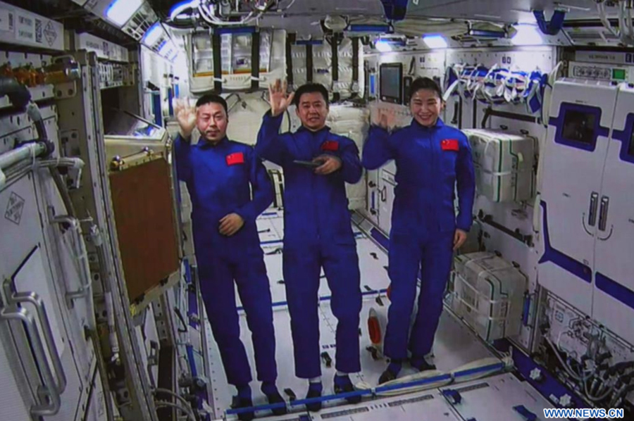 L’équipage de Shenzou 14 dans le module Wentian. © news.cn