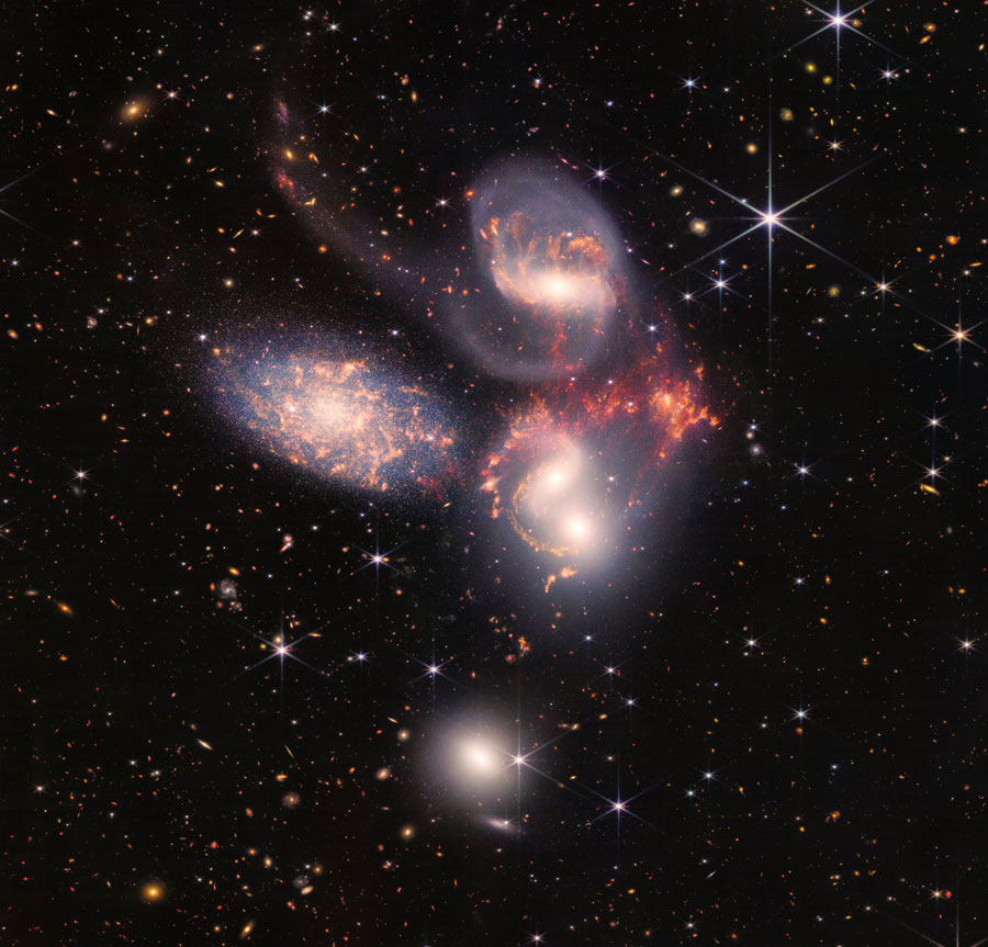 Le Quintette de Stephan est un regroupement apparent de cinq galaxies. Cette énorme mosaïque est la plus grande image de Webb à ce jour, couvrant environ un cinquième du diamètre de la Lune. © NASA, ESA, CSA, and STScI