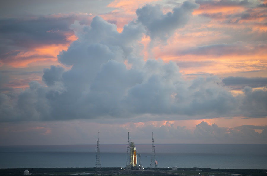 Les nuages s’amoncellent au-dessus de la fusée SLS. © Nasa/Joel Kowsky