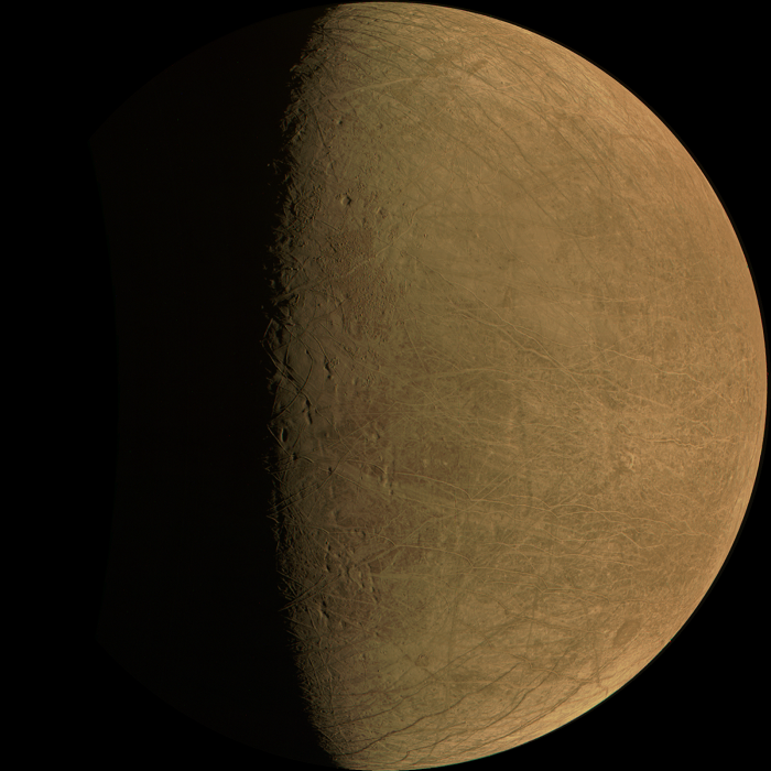 Juno effectue un rase-mottes au-dessus d’Europe, la lune glacée de Jupiter