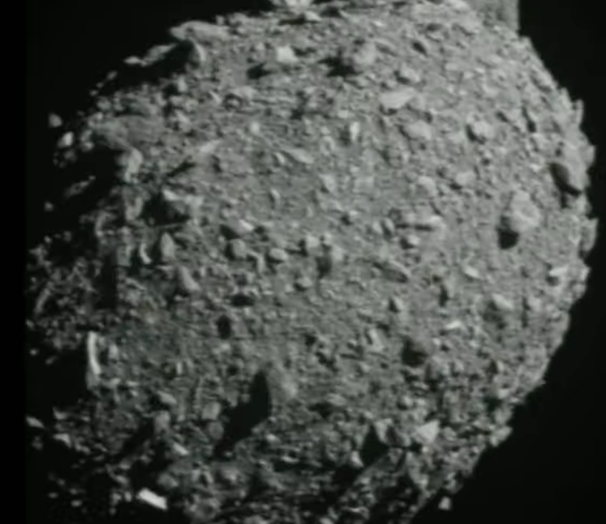 La sonde DART a percuté l’astéroïde Dimorphos
