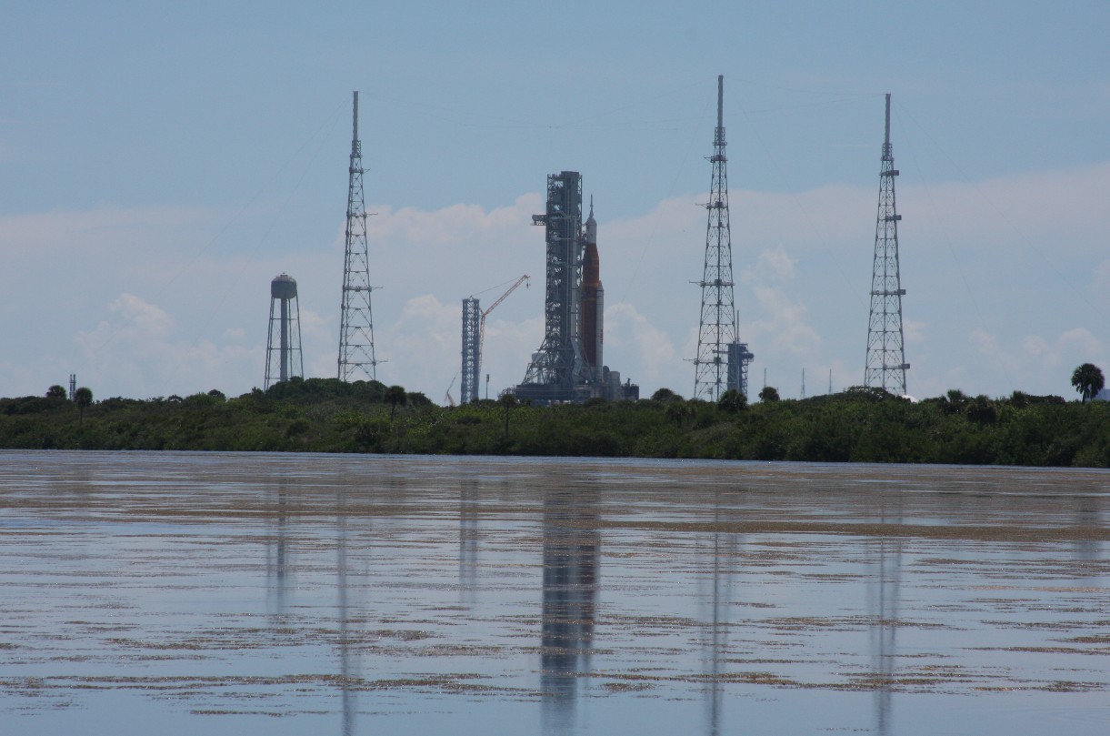 Artemis 1 sur son aire de lancement le 5 septembre 2022. Crédit : Philippe Henarejos.