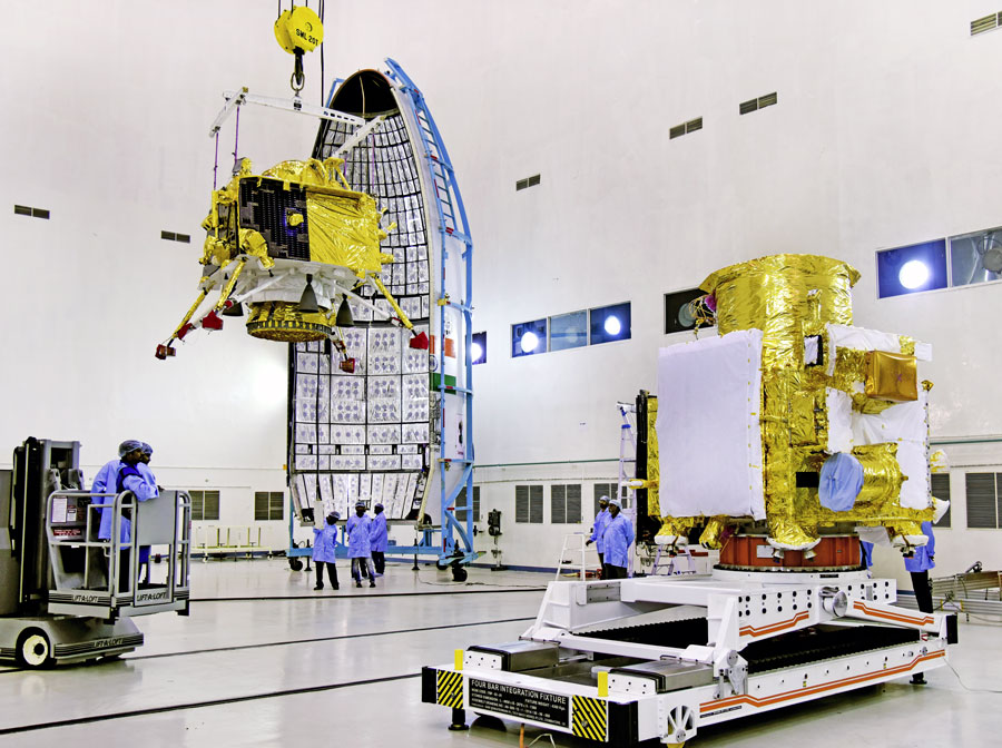 Chandrayaan 3 lors de son intégration sous la coiffe de la fusée. © ISRO