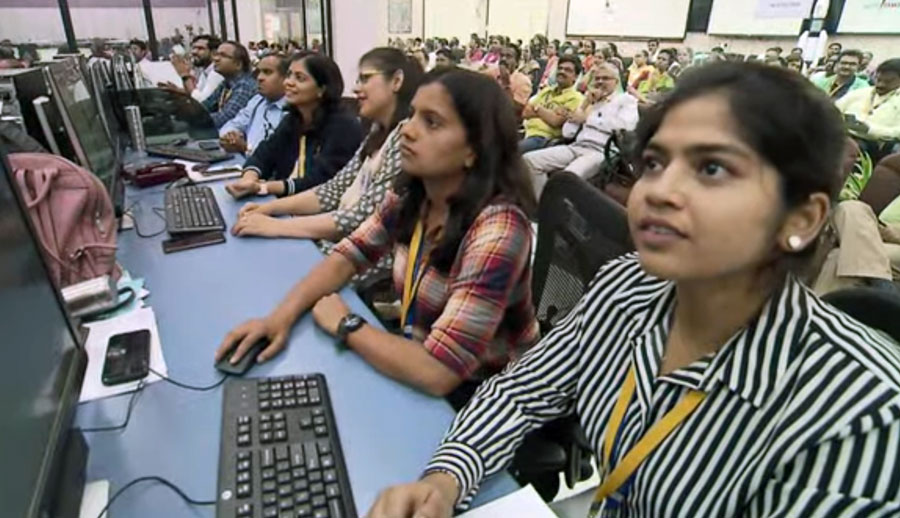 La descente se passe de manière nominale. Les sourires apparaissent dans le centre de contrôle de Chandrayaan 3. © ISRO