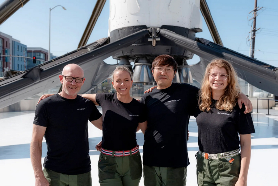 Chun Wang (le 3e en partant de la gauche) commande la mission privée Fram2 à bord d’une capsule Crew Dragon. © SpaceX