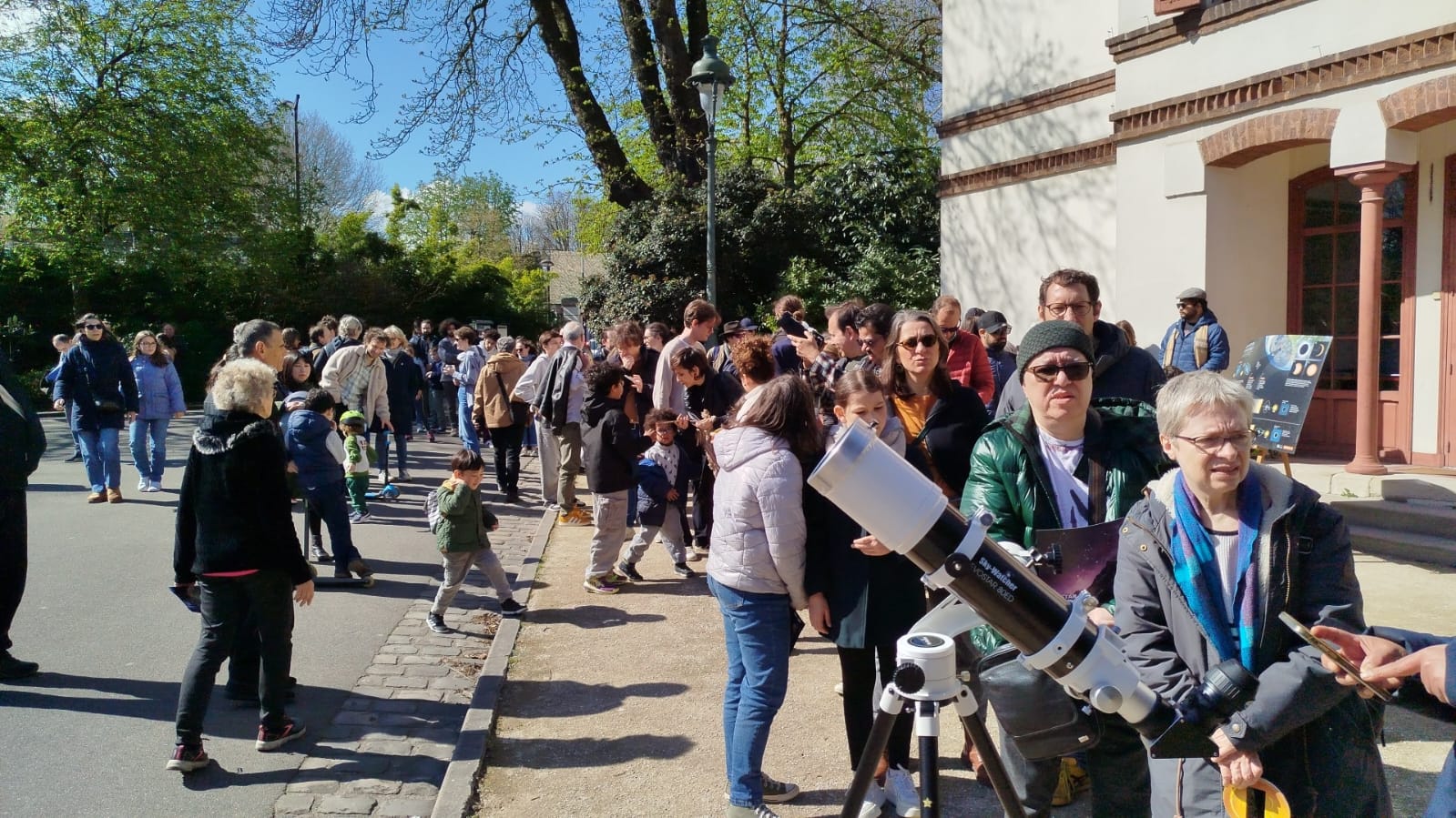 Observation de l’éclipse au parc Montsouris, le 29 mars 2025.