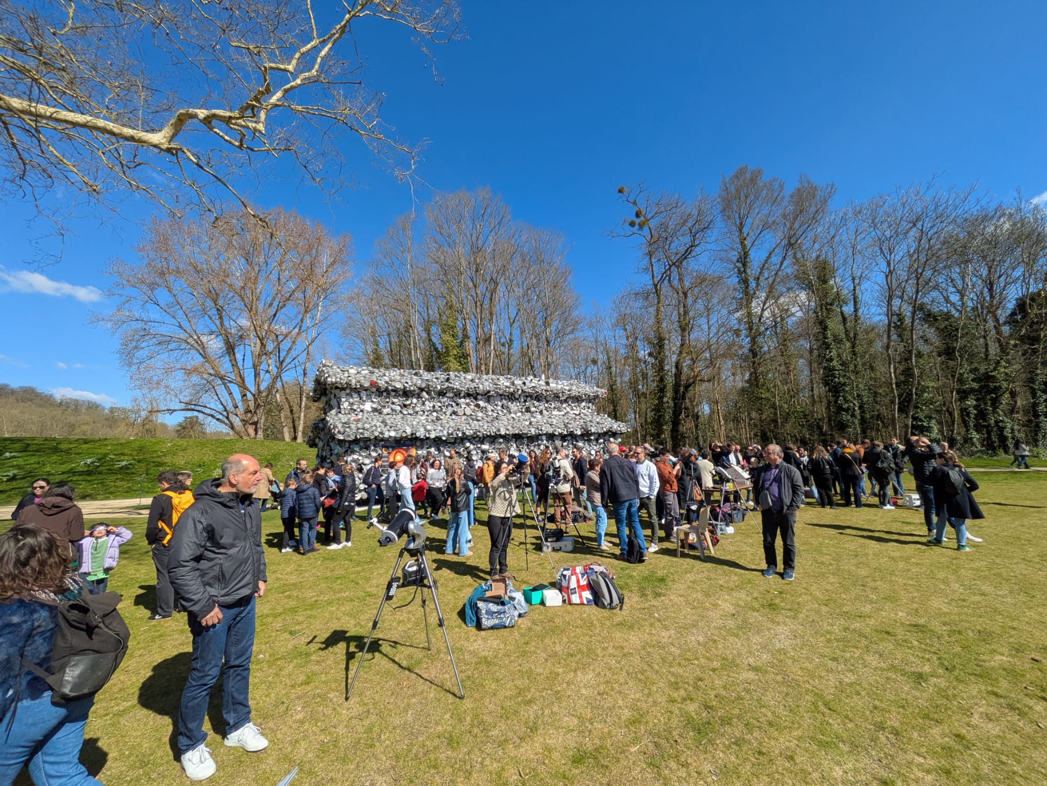 Le clud d'astronomie de Meudon, lors de l’éclipse de Soleil du 29 mars 2025.