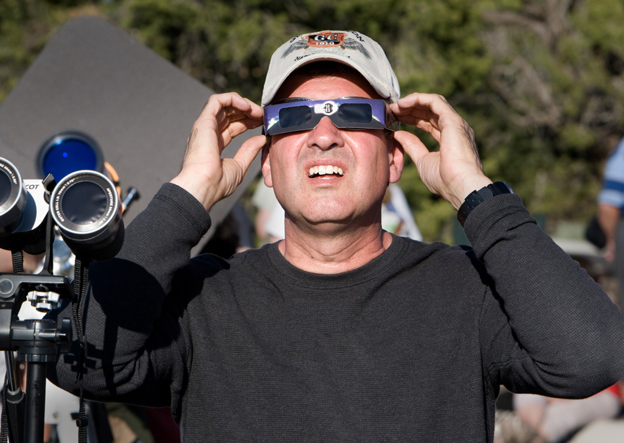 Des lunettes spéciales éclipse sont indispensables pour regarder le Soleil. DR