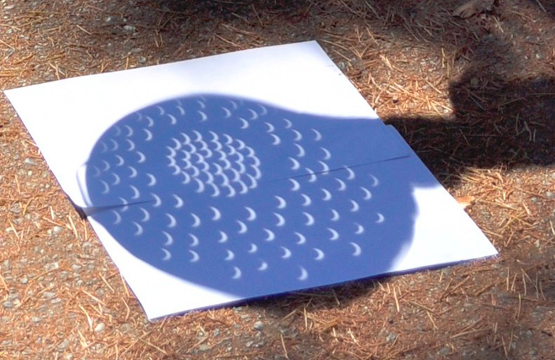 Voici un moyen sans danger d'observer une éclipse de Soleil. © J. Mabel