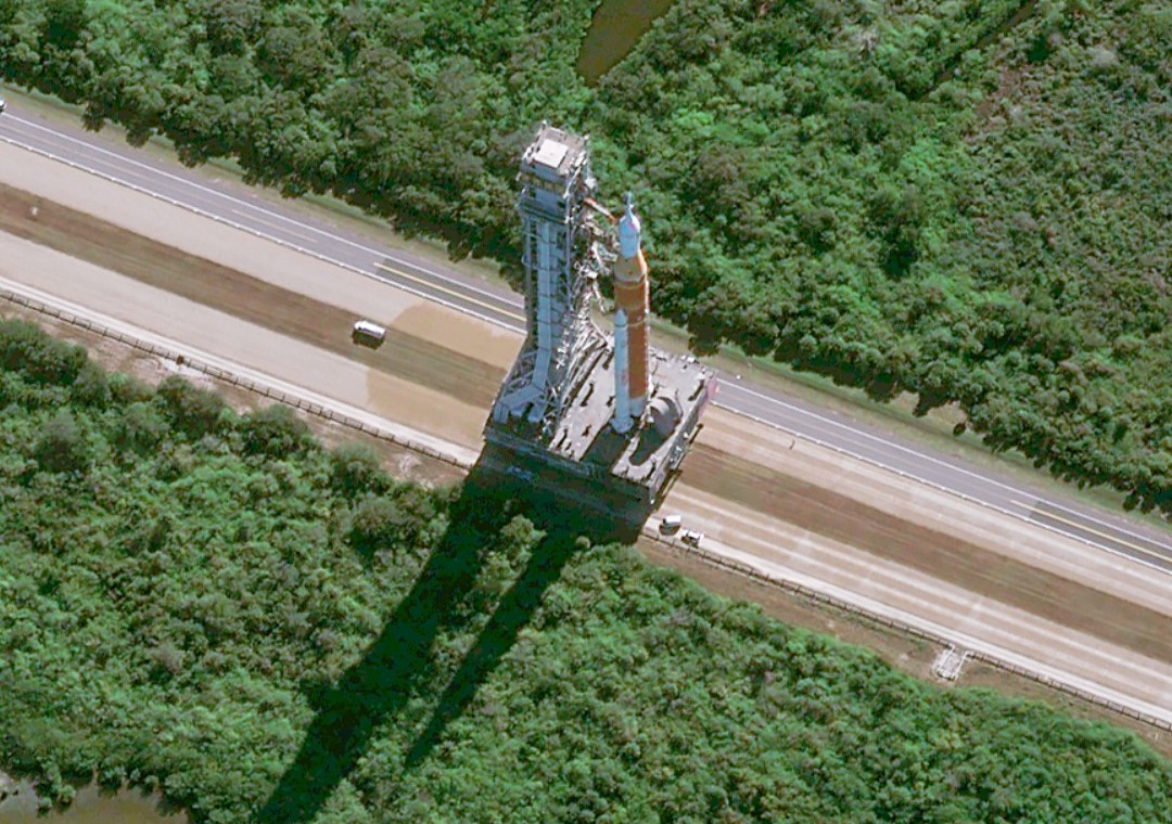 Artemis 2 sur son aire de lancement